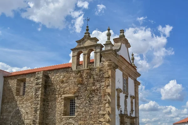 Detal widok starego kościoła budynku na śródmieściu, wewnątrz fortecy średniowiecznego miasta Miranda do Douro — Zdjęcie stockowe