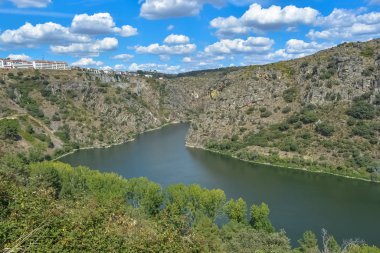 Douro nehrine ve çevresindeki manzaraya bakın. Küçük bitki örtüsü ve kayalıkları olan kayalıklara.