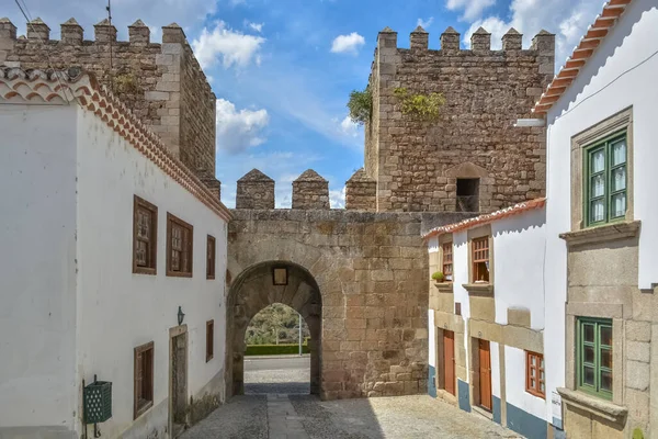 Utsikt över den främre porten i fästning och gammal byggnad på centrum, på interiör fästning av medeltida staden Miranda do Douro — Stockfoto