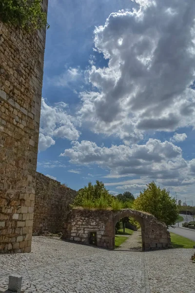 Vista exterior a fortaleza e o arco velho da ruína na cidade baixa — Fotografia de Stock