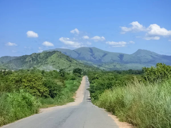 Vista sulla strada con paesaggio tropicale intorno, tipico paesaggio tropicale africano in Angola — Foto Stock