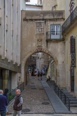 Gotik bir kapı manzarası, ön cephede ortaçağ detayları, Coimbra şehir merkezindeki ikonik bir şehir noktası.