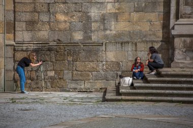Viseu Katedrali 'nin ön cephesinde fotoğraf çeken bir kızın görüntüsü