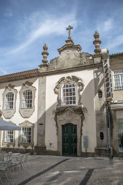 Προβολή σε ένα κλασικό μπαρόκ κτίριο πρόσοψης στο κέντρο της πόλης Viseu, Πορτογαλία — Φωτογραφία Αρχείου