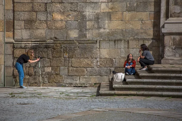 View of a girls taking a picture on front staircase facade of the Cathedral of Viseu — Stock Photo, Image