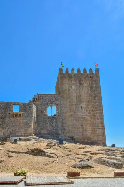 Blick auf die Außenfassade des mittelalterlichen Belmonte-Schlosses, ikonisches Baudenkmal im Dorf Belmonte, portugiesisches Erbe — Stockfoto