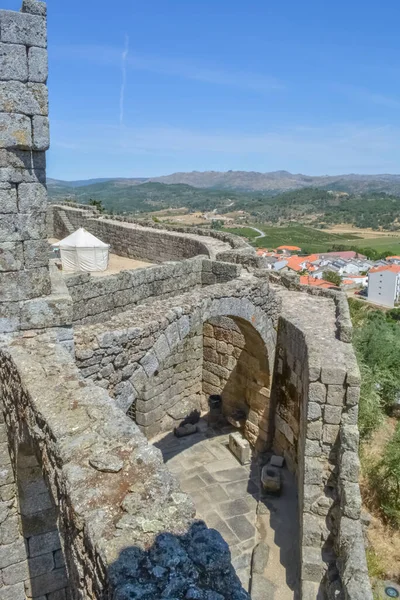 Kilátás a középkori Belmonte kastély belső romjaira, ikonikus emlékmű épület Belmonte faluban, portugál örökség — Stock Fotó