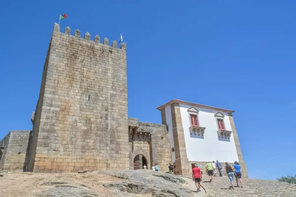 Kilátás a középkori Belmonte vár külső homlokzatára, ikonikus emlékmű épület Belmonte faluban, portugál örökség — Stock Fotó