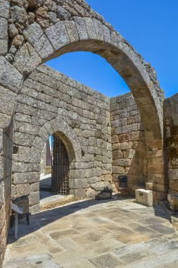 Ortaçağ Belmonte Kalesi 'nin iç harabelerine, Belmonte köyündeki ikonik anıt binasına, Portekiz mirasına bakın.