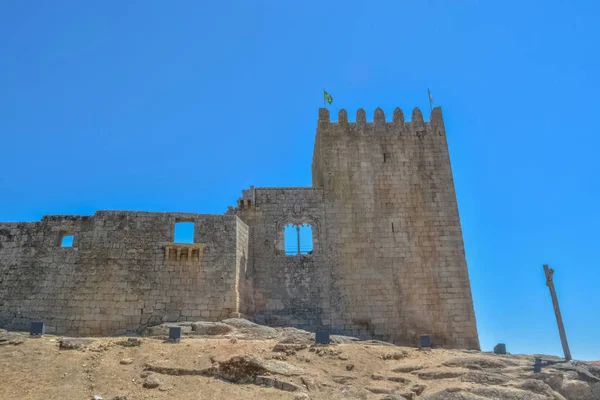 俯瞰中世纪贝尔蒙特城堡（Belmonte Castle）的外立面，贝尔蒙特村标志性的纪念碑建筑，葡萄牙文化遗产 — 图库照片