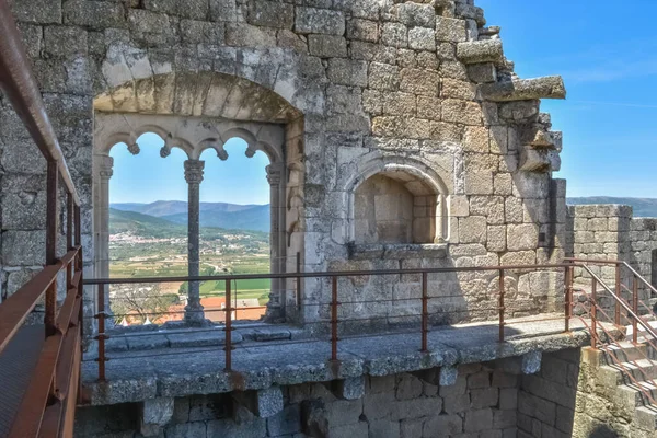 Ortaçağ Belmonte Kalesi 'nin iç harabelerinde, Belmonte köyündeki ikonik anıt binasında manuelino tarzı gotik bir pencerenin ayrıntılı görüntüsü.
