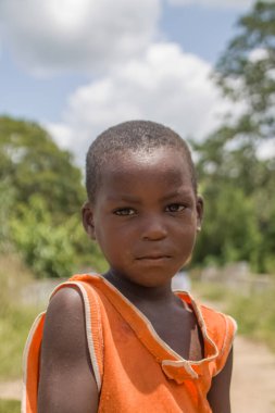 Sumbe / Angola - 02: 25 2020: Afrikalı bir çocuğun portresi, yüzünde anlamlı bir bakış ve derin acı çeken gözler