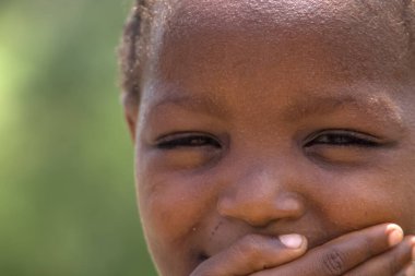 Sumbe / Angola - 02 25 2020: Yüzünde ve gözlerinde anlamlı bir ifade olan bir çocuğun detaylı görünümü, Afrikalı Angolalı bir çocuğun portresi