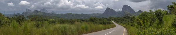 Panoramablick Auf Eine Straße Der Tropischen Landschaft Mit Wald Und — Stockfoto