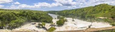 Angola 'daki Keve nehri üzerindeki Binga şelalelerinin panoramik manzarası.
