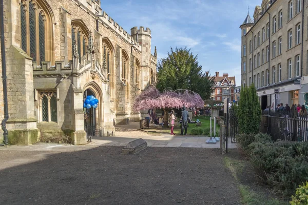 英国剑桥 2014 与市民一起欣赏大圣玛丽教堂及圣玛丽通道街的外立面 — 图库照片