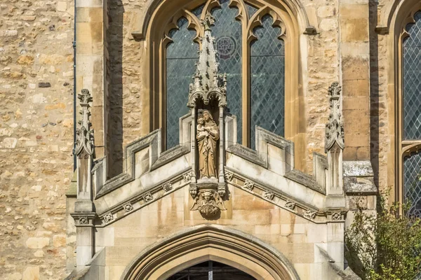 英国剑桥 2014 位于大圣玛丽教堂外立面的装饰雕像的详细视图 — 图库照片