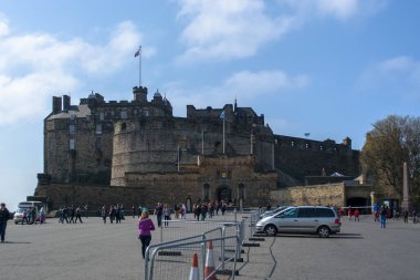 Edinburgh / İskoçya / Uk - 04/20/2014: ön görünümü üzerinde şehir Edinburgh, İskoçya'nın Edinburgh Castle, turistler ve duvarları kale,