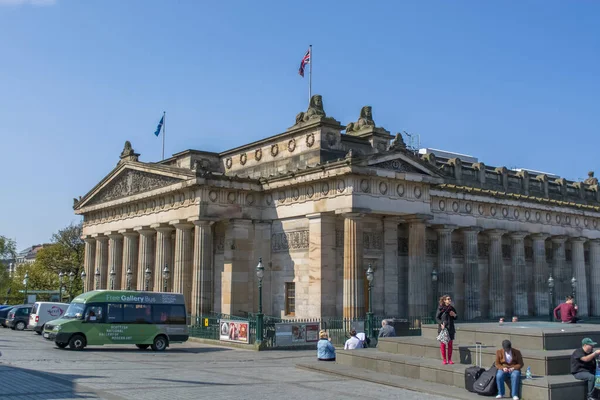 Edinburgh / İskoçya / İngiltere - 04 / 20 / 2014: İskoçya Ulusal Galerisi veya Ulusal Galerisi, neoklasik bina, insanlar dışarıda etkileşimde