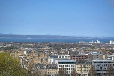 Edinburgh / İskoçya / İngiltere - 04 / 20 / 2014: Edinburgh şehir merkezi, şehir merkezi, etrafındaki tarihi binalar ve ağaçlarla İskoçya 'da bitki örtüsü