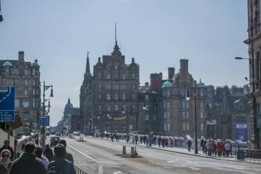 Edinburgh / İskoçya / Uk - 04/20/2014: View of Edinburgh şehir merkezi tarihi binaları ve İskoçya'da sokakta geziniyor insanlar ile