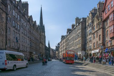 Edinburgh / İskoçya / İngiltere - 04 / 20 / 2014: Edinburgh şehir merkezi, şehir merkezi, tarihi binalar ve İskoçya 'da yürüyen insanlar