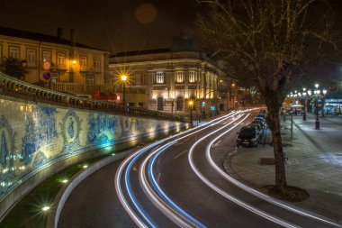 Viseu / Portugal - 04 16 2019: Gece fotoğrafı, Viseu şehir merkezindeki Rossio Meydanı 'nın uzun pozu