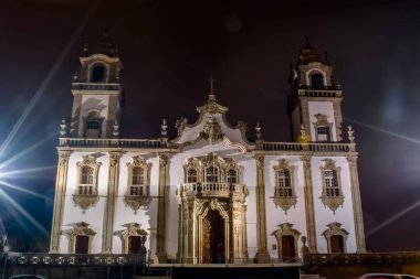 Viseu / Portugal - 04 16 2019: Portekiz 'deki Viseu kentinin barok tarzı anıtı, mimari simgesi, Merhamet Kilisesi' nin ön cephesinde gece görüntüsü