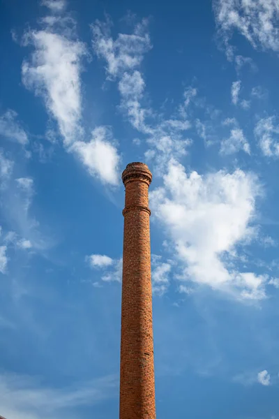 Widok Komina Przemysłowego Cegły Pomarańczowo Masywnej — Zdjęcie stockowe