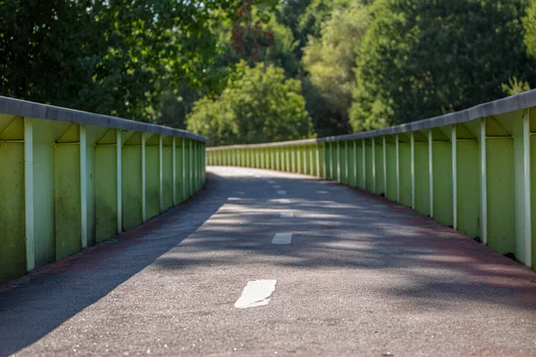 Caminho Ecológico Pedonal Cicloviário Com Uma Ponte Barreira Aço Árvores — Fotografia de Stock