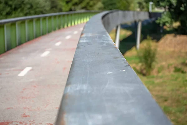 Caminho Ecológico Pedonal Cicloviário Com Uma Ponte Barreira Aço Árvores — Fotografia de Stock