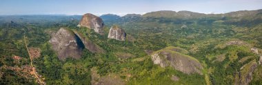 Orman ve dağlarla kaplı tropikal bir arazinin, Conda, Sumbe, Angola 'daki devasa jeolojik kaya elementlerinin hava aracı fotoğrafçılığı.