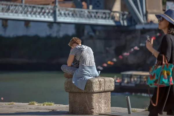 Porto Portugal 2018 Vista Menina Sentada Banco Pedra Nas Docas — Fotografia de Stock