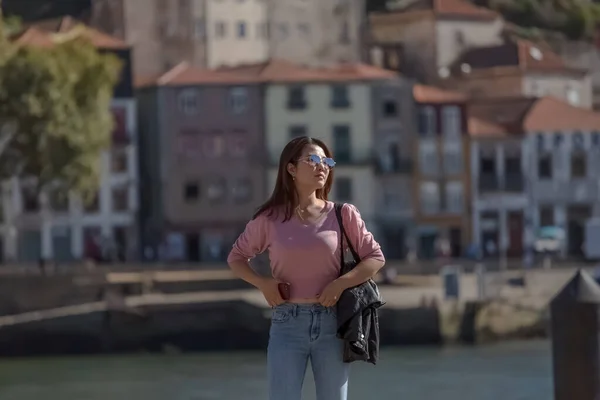 Porto Portugal 2018 Blick Einer Asiatischen Touristin Auf Die Innenstadt — Stockfoto