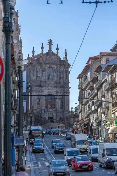 Porto Portugal 2018 Pohled Ulici Clerigos Auty Budovami Lidmi Průčelí — Stock fotografie