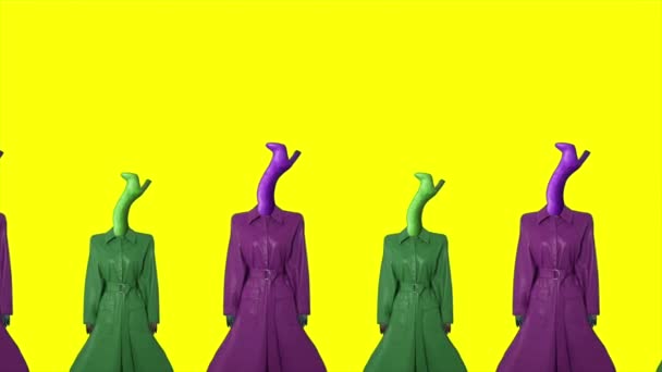 Mulher Com Cabeça Bota Fundo Amarelo Stop Motion Design — Vídeo de Stock