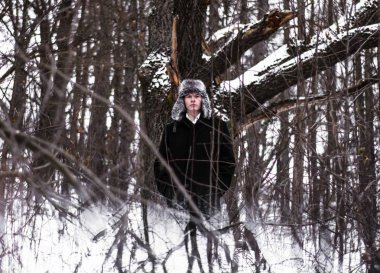 Bir kış ormanda Rus yakışıklı adam sahanın 