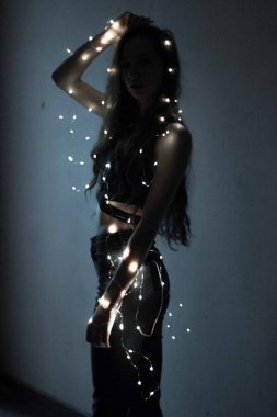 Çelenk içinde kaplı bir modelin vücut silüeti