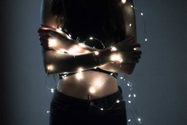 Çelenk içinde kaplı bir modelin vücut yakın çekim