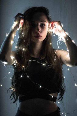 Çelenk içinde kaplı bir modelin vücut yakın çekim