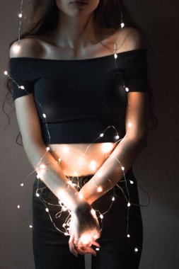 Çelenk içinde kaplı bir modelin vücut yakın çekim