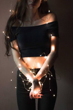 Çelenk içinde kaplı bir modelin vücut yakın çekim