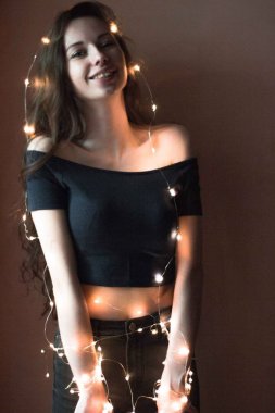 Çelenk içinde genç güzel manken portresi kaplanmış