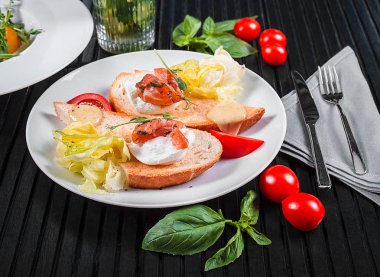 Haşlanmış yumurta Gravlax somon ile