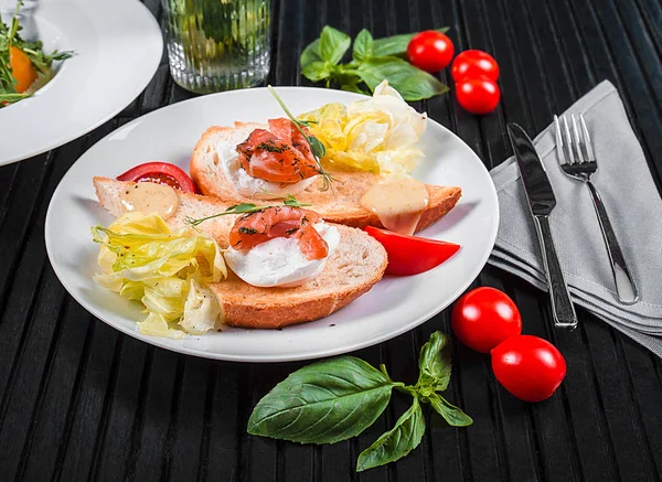 Haşlanmış yumurta Gravlax somon ile