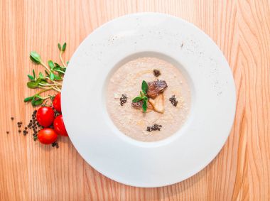 Truffle yapıştır ile mantar çorbası