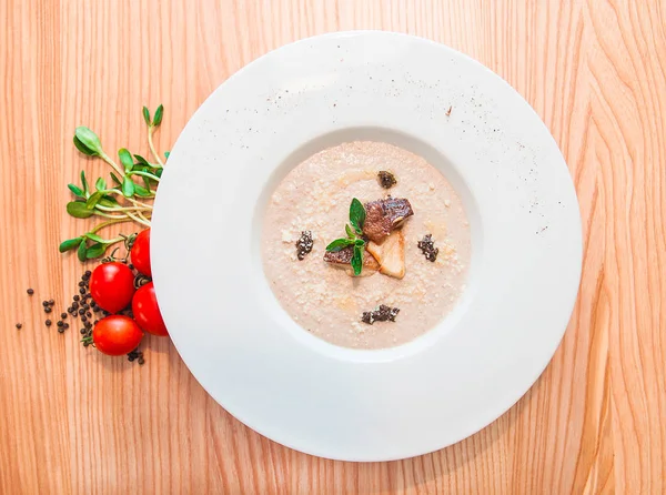 Truffle yapıştır ile mantar çorbası