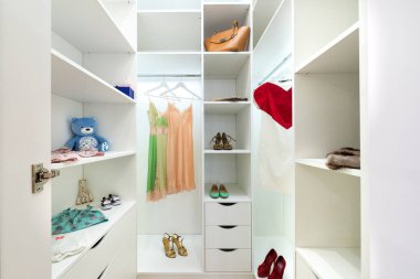 Giysiler evdeki raflarda asılı.