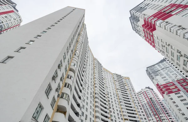 Pandangan Sudut Rendah Bangunan Modern Terhadap Langit Yang Cerah — Stok Foto