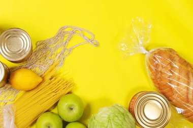 Sarı arka plandaki farklı gıda ürünleri.